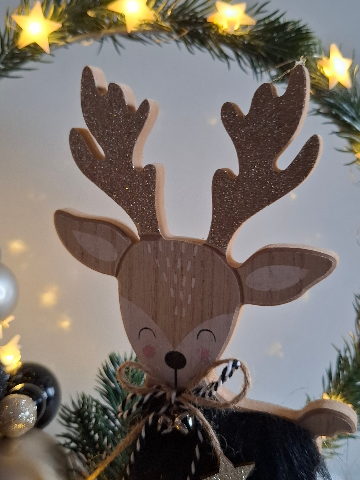 Weihnachtlicher Deko-Ring auf Holztablett mit Beleuchtung