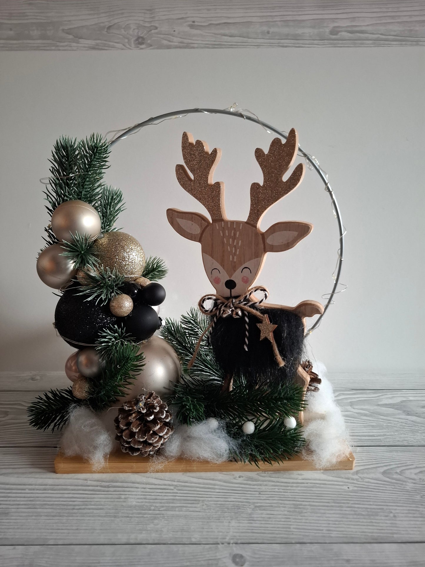 Weihnachtlicher Deko-Ring auf Holztablett mit Beleuchtung