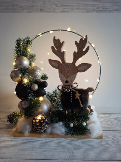 Weihnachtlicher Deko-Ring auf Holztablett mit Beleuchtung