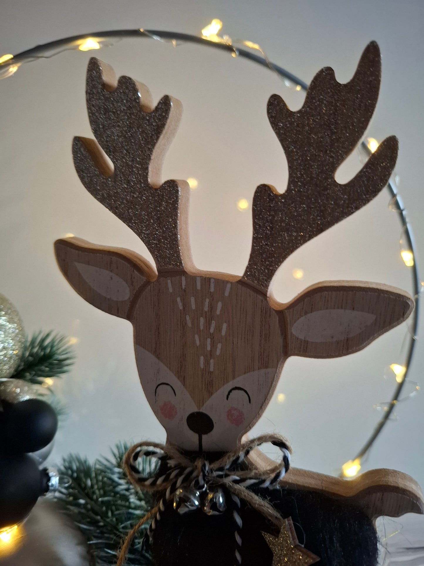 Weihnachtlicher Deko-Ring auf Holztablett mit Beleuchtung