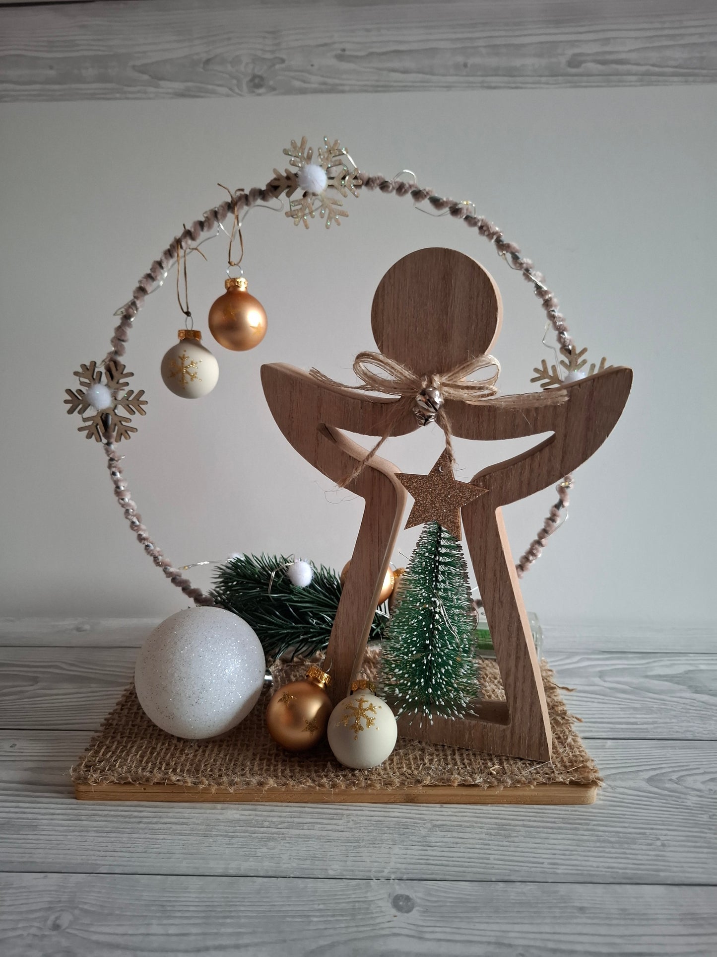 Weihnachtlicher Deko-Ring mit Engel auf Holztablett inkl. Beleuchtung