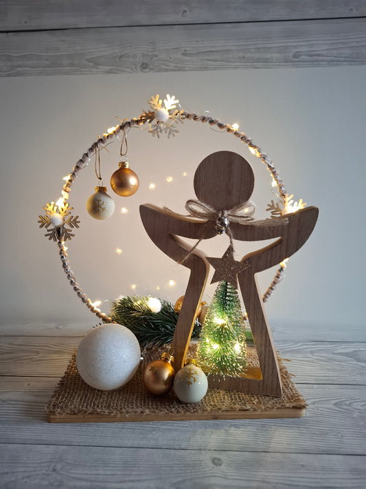 Weihnachtlicher Deko-Ring mit Engel auf Holztablett inkl. Beleuchtung