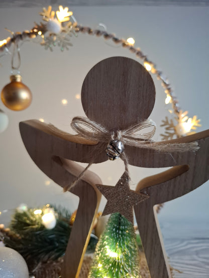 Weihnachtlicher Deko-Ring mit Engel auf Holztablett inkl. Beleuchtung
