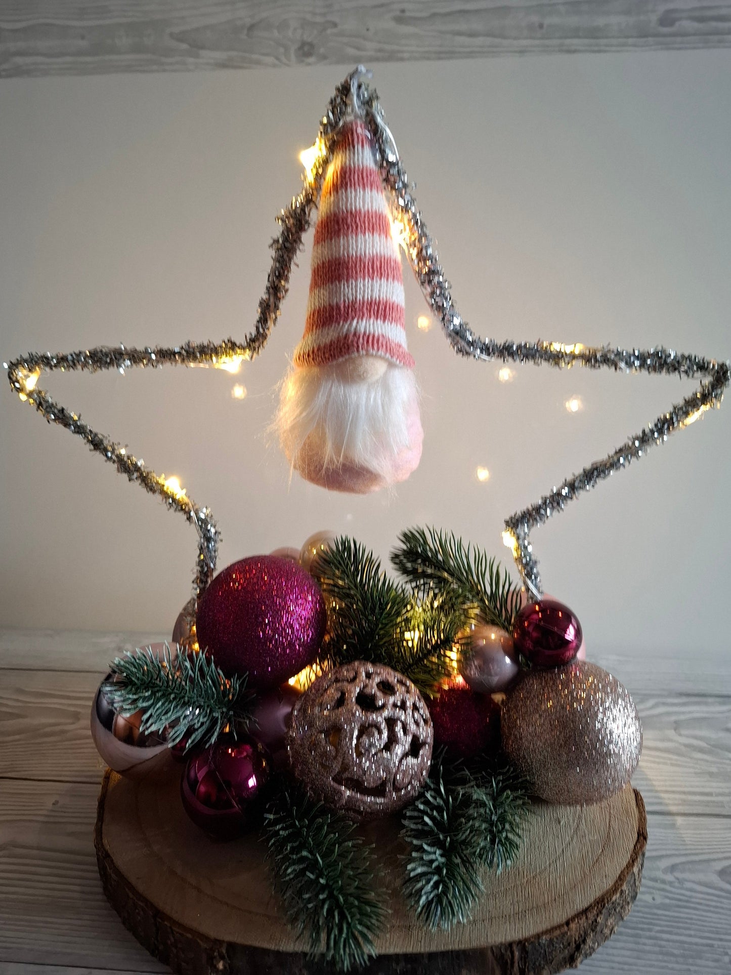 Deko-Stern auf Holztablett mit Beleuchtung rosa