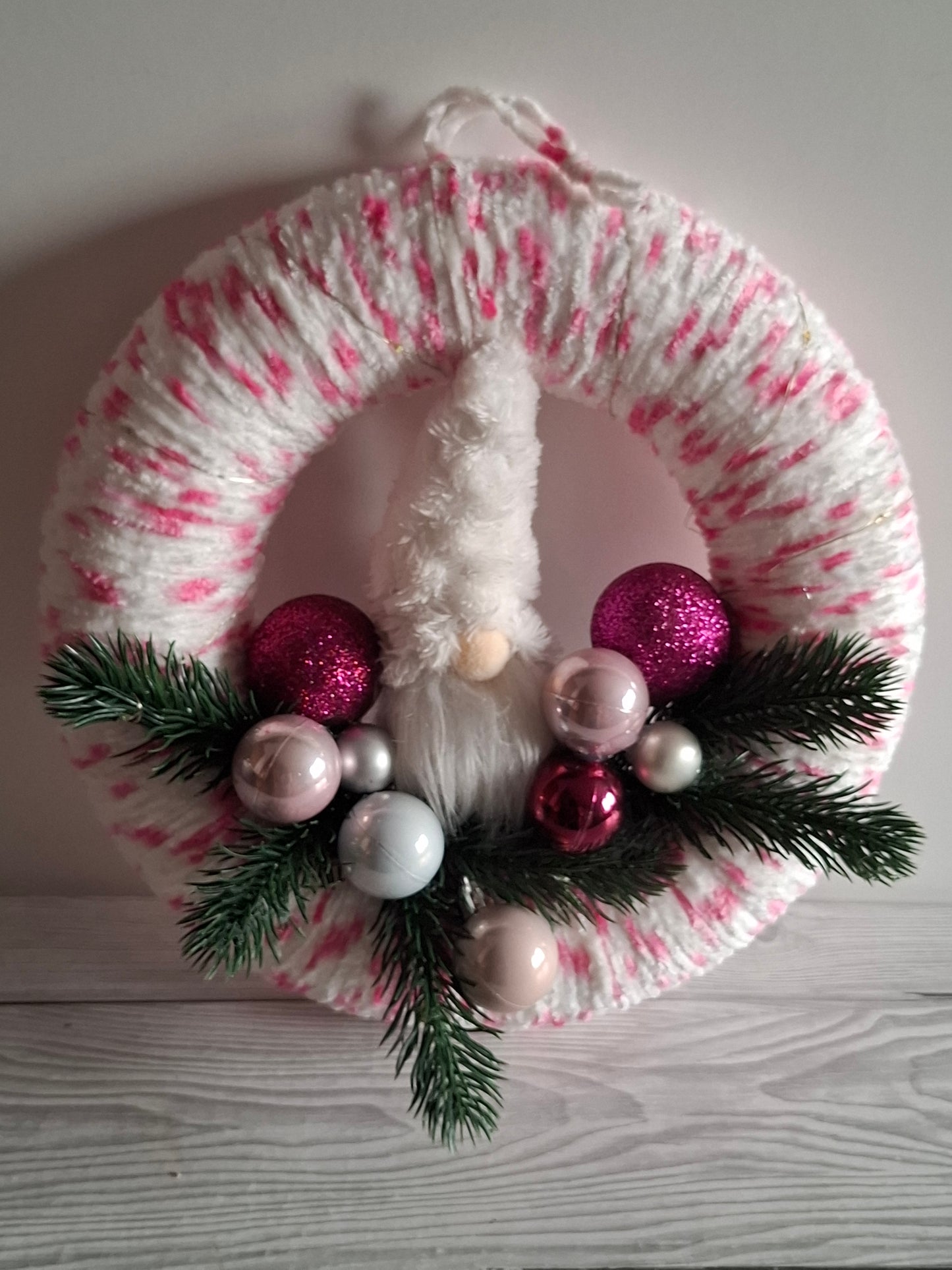 Weihnachtlich dekorierter Kranz weiß/rosa mit einem Durchmesser von ca. 26 cm