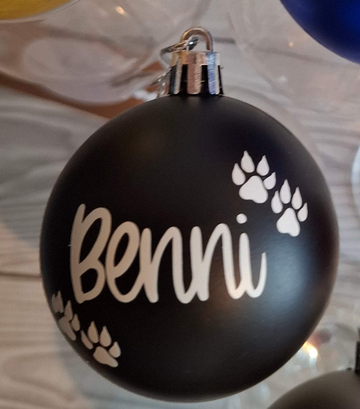 Weihnachtskugeln mit Motiv in diversen Farben