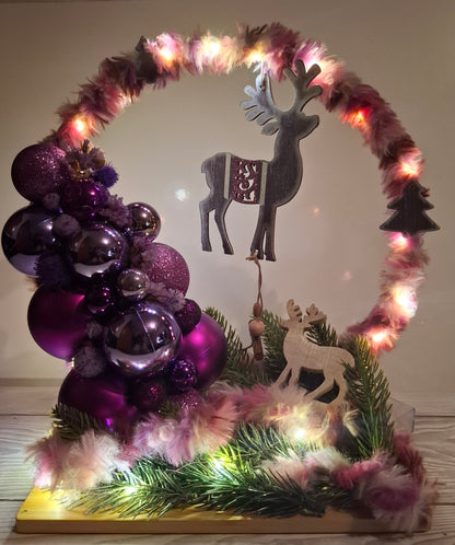 Weihnachtlicher Deko-Ring auf Holztablett mit Beleuchtung lila