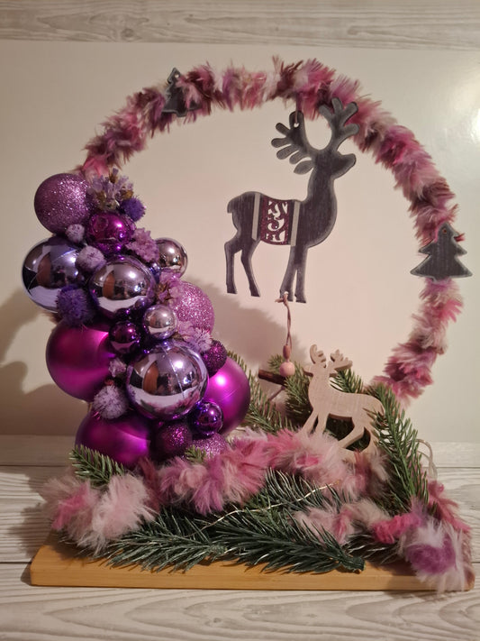 Weihnachtlicher Deko-Ring auf Holztablett mit Beleuchtung lila