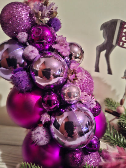 Weihnachtlicher Deko-Ring auf Holztablett mit Beleuchtung lila