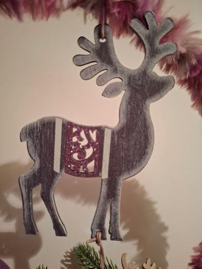 Weihnachtlicher Deko-Ring auf Holztablett mit Beleuchtung lila