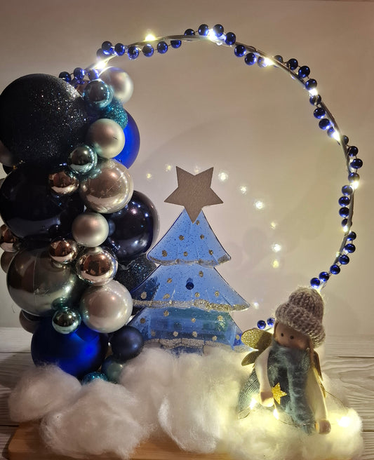 Weihnachtlicher Deko-Ring auf Holztablett mit Beleuchtung blau