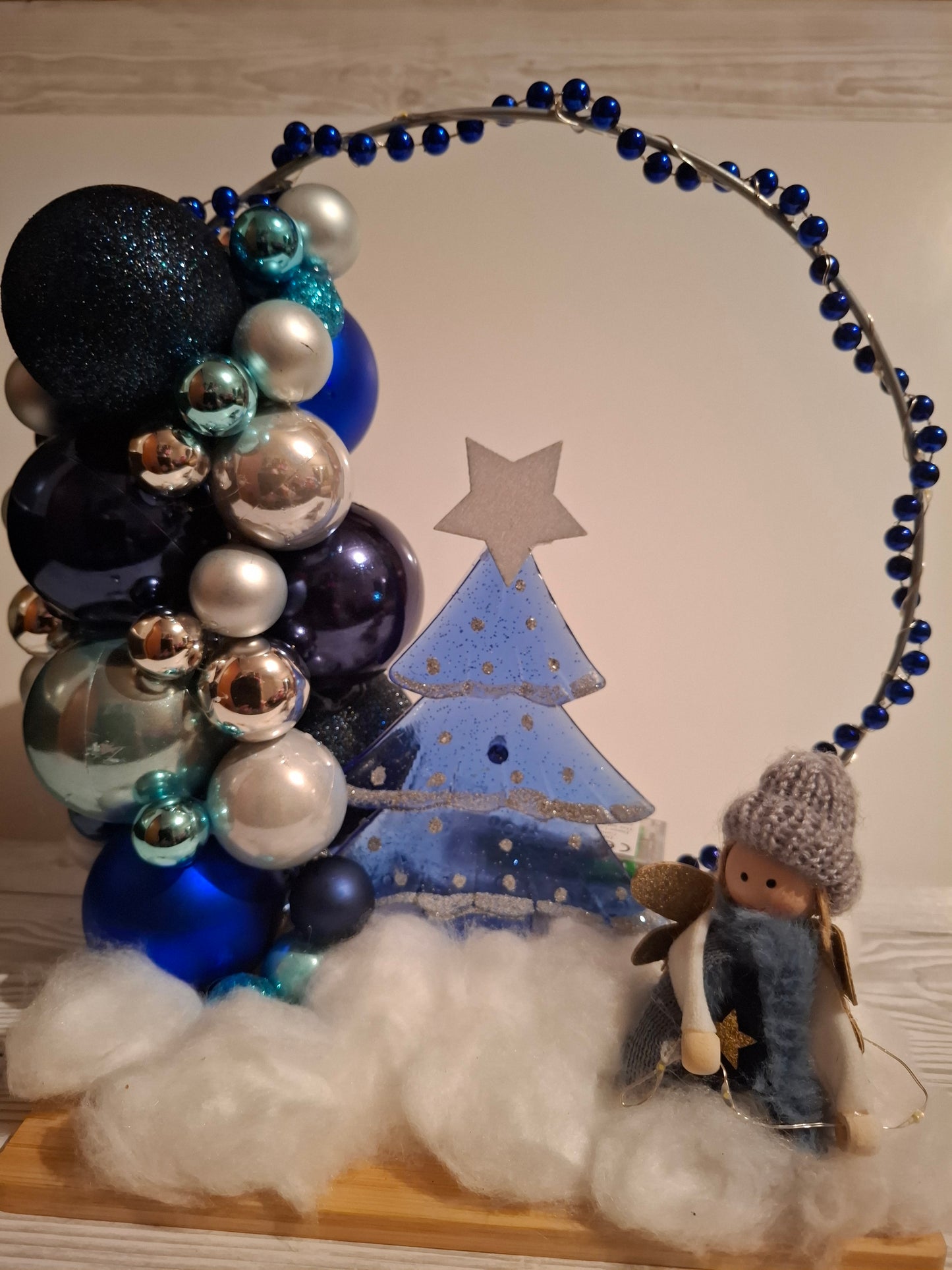 Weihnachtlicher Deko-Ring auf Holztablett mit Beleuchtung blau