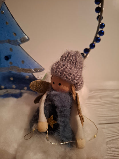 Weihnachtlicher Deko-Ring auf Holztablett mit Beleuchtung blau