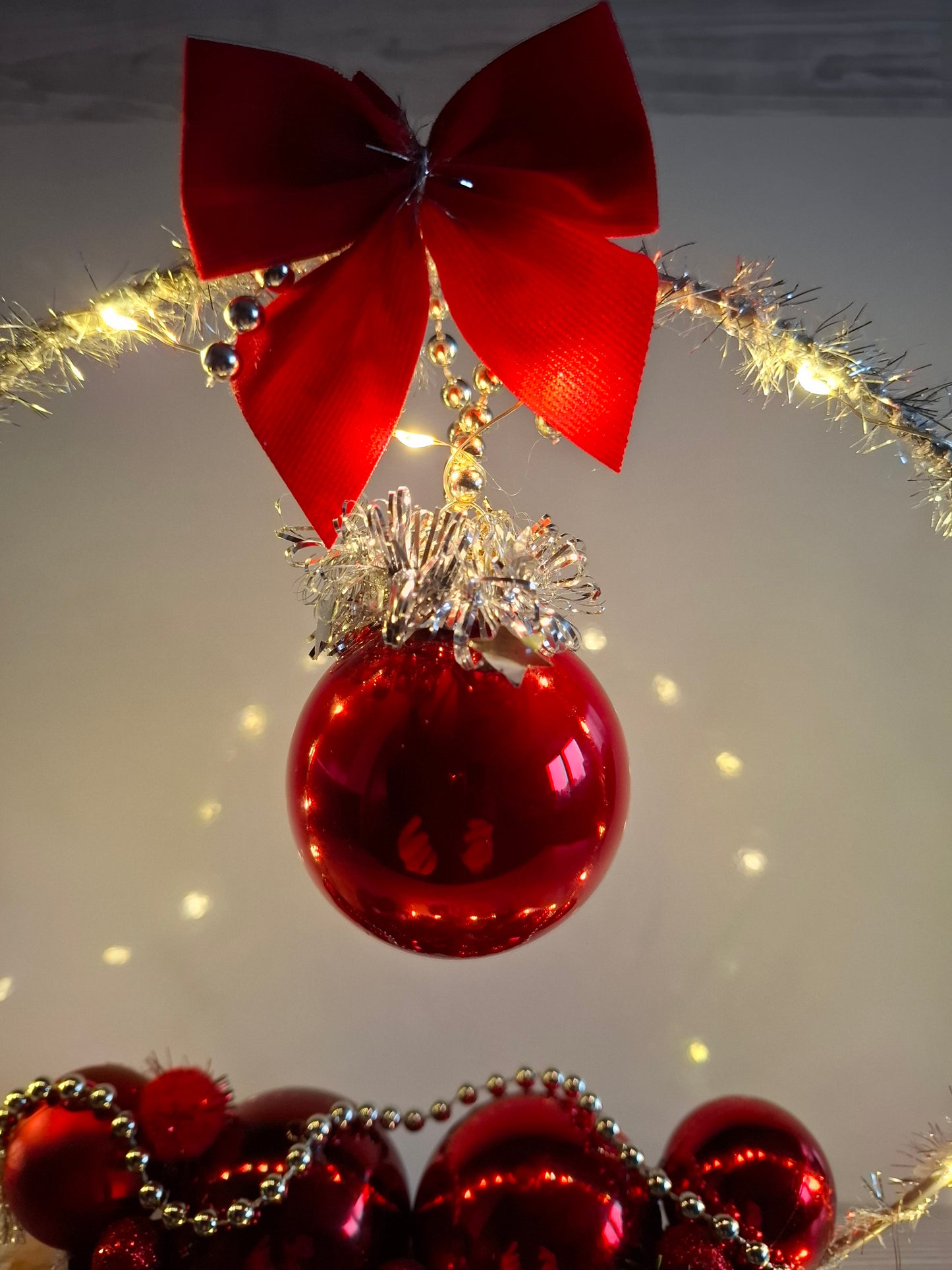 Weihnachtlicher Deko-Ring auf Holztablett mit Beleuchtung rot-silber