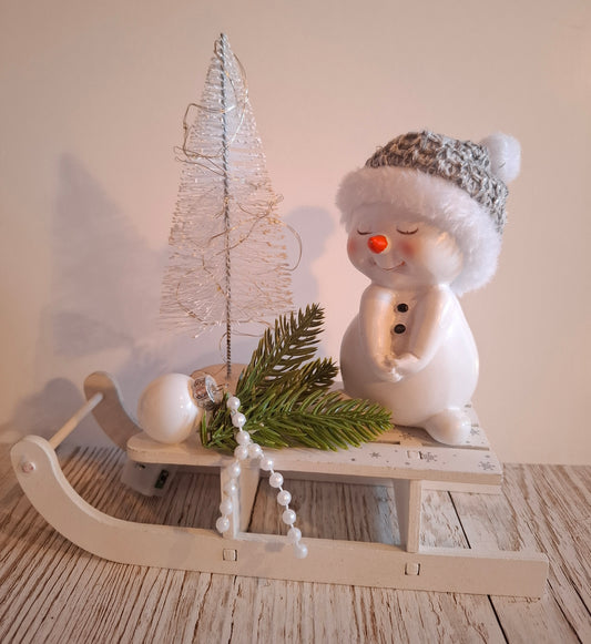 Kleiner Schlitten mit Schneemann-Figur inkl. Beleuchtung