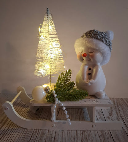Kleiner Schlitten mit Schneemann-Figur inkl. Beleuchtung