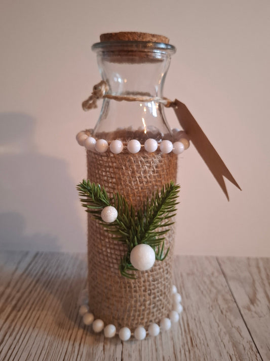 Weihnachtlich dekoriertes Glas zum Befüllen und Verschenken