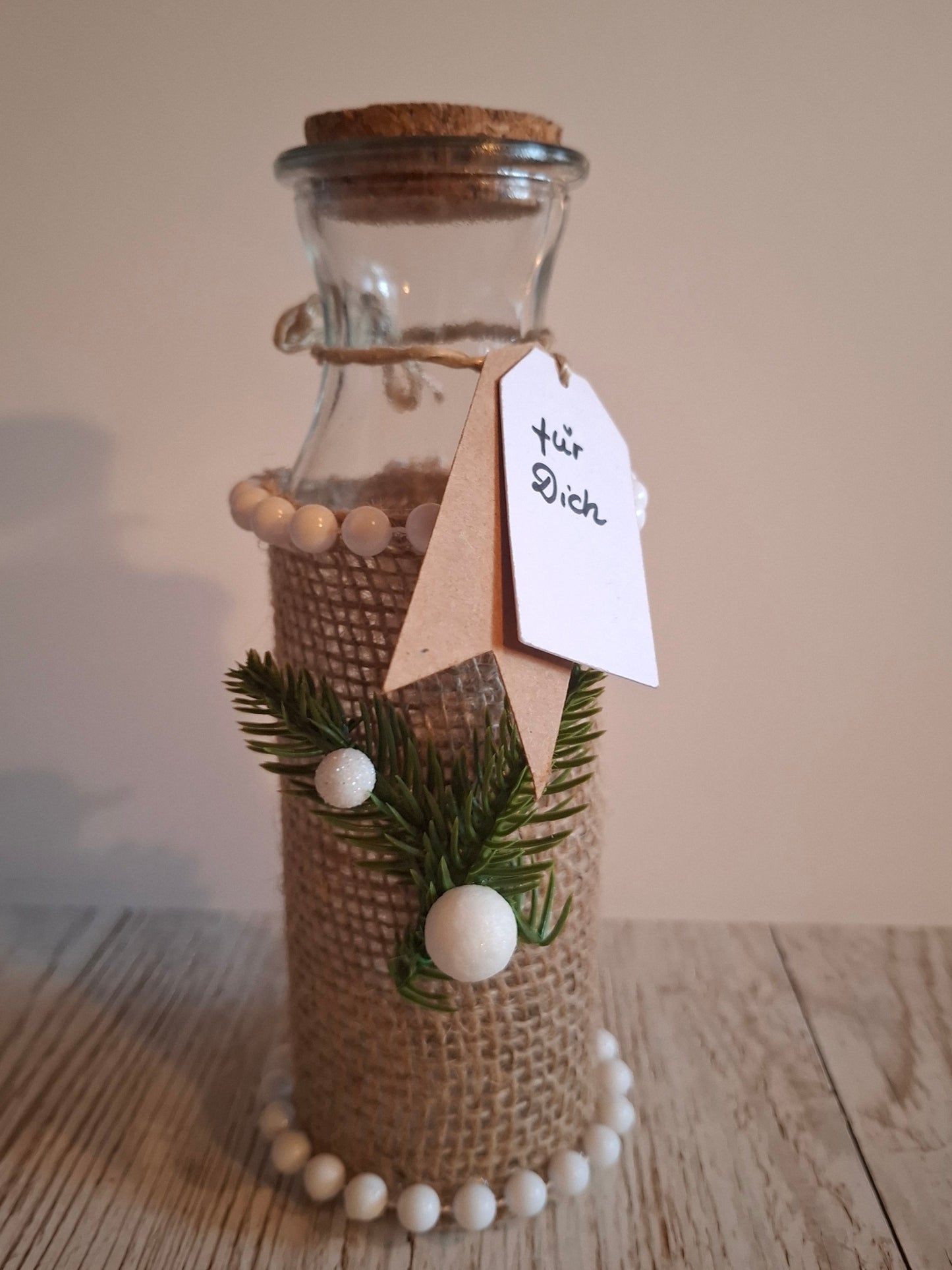 Weihnachtlich dekoriertes Glas zum Befüllen und Verschenken