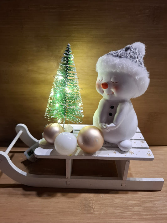 Kleiner Schlitten mit Schneemann-Figur inkl. Beleuchtung