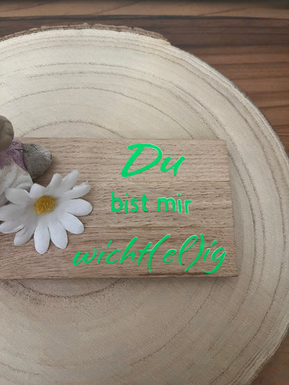 Stehender Wichtel mit grüner Mütze, Klötzchenleiste und Text