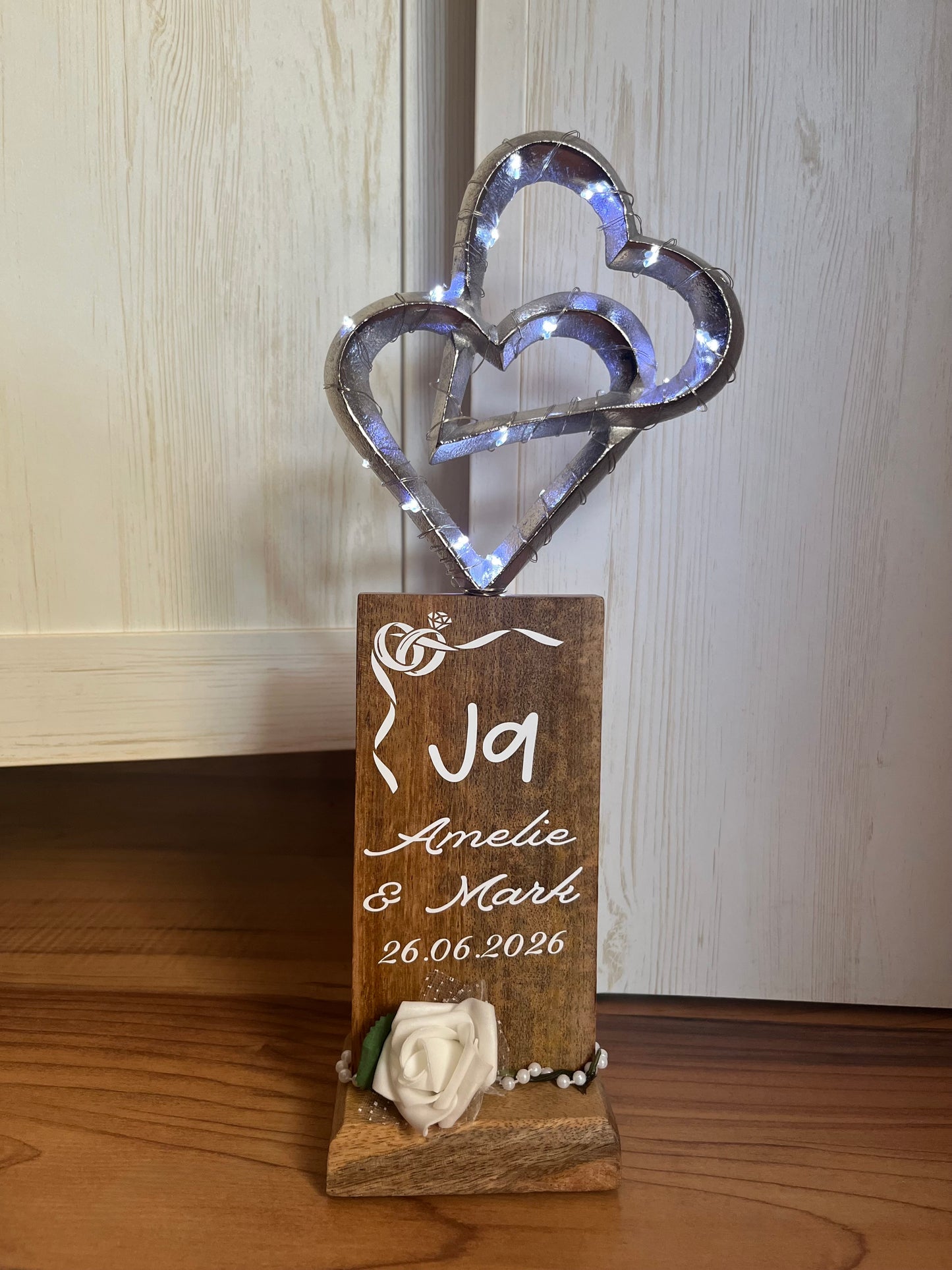 Holz-Säule mit Doppelherzen ca. 14,5 x 37 cm und LED-Lichterkette mit Timer