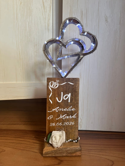 Holz-Säule mit Doppelherzen ca. 14,5 x 37 cm und LED-Lichterkette mit Timer