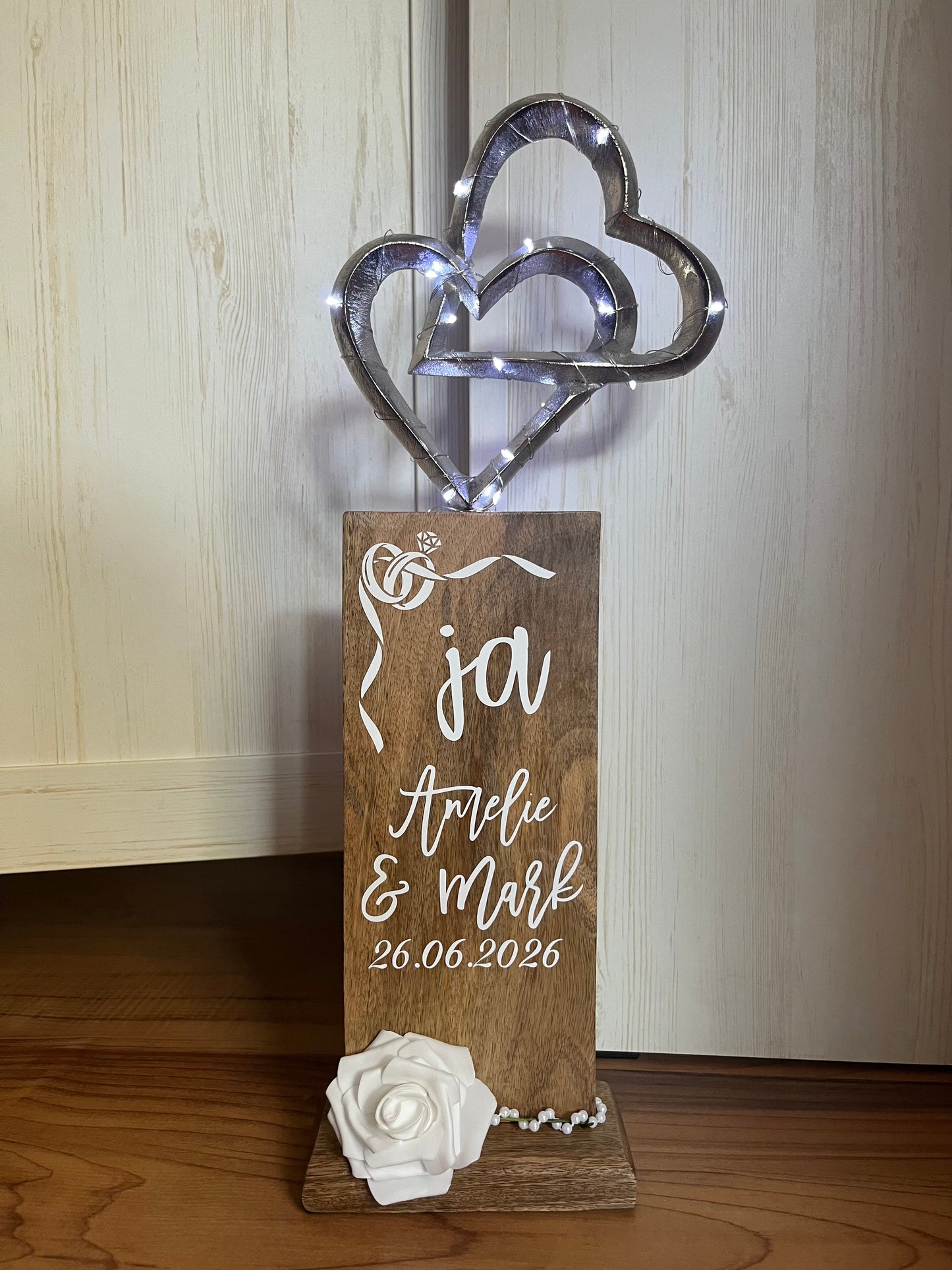 Holz-Säule mit Doppelherzen ca. 18,5 x 51 cm und LED-Lichterkette mit Timer