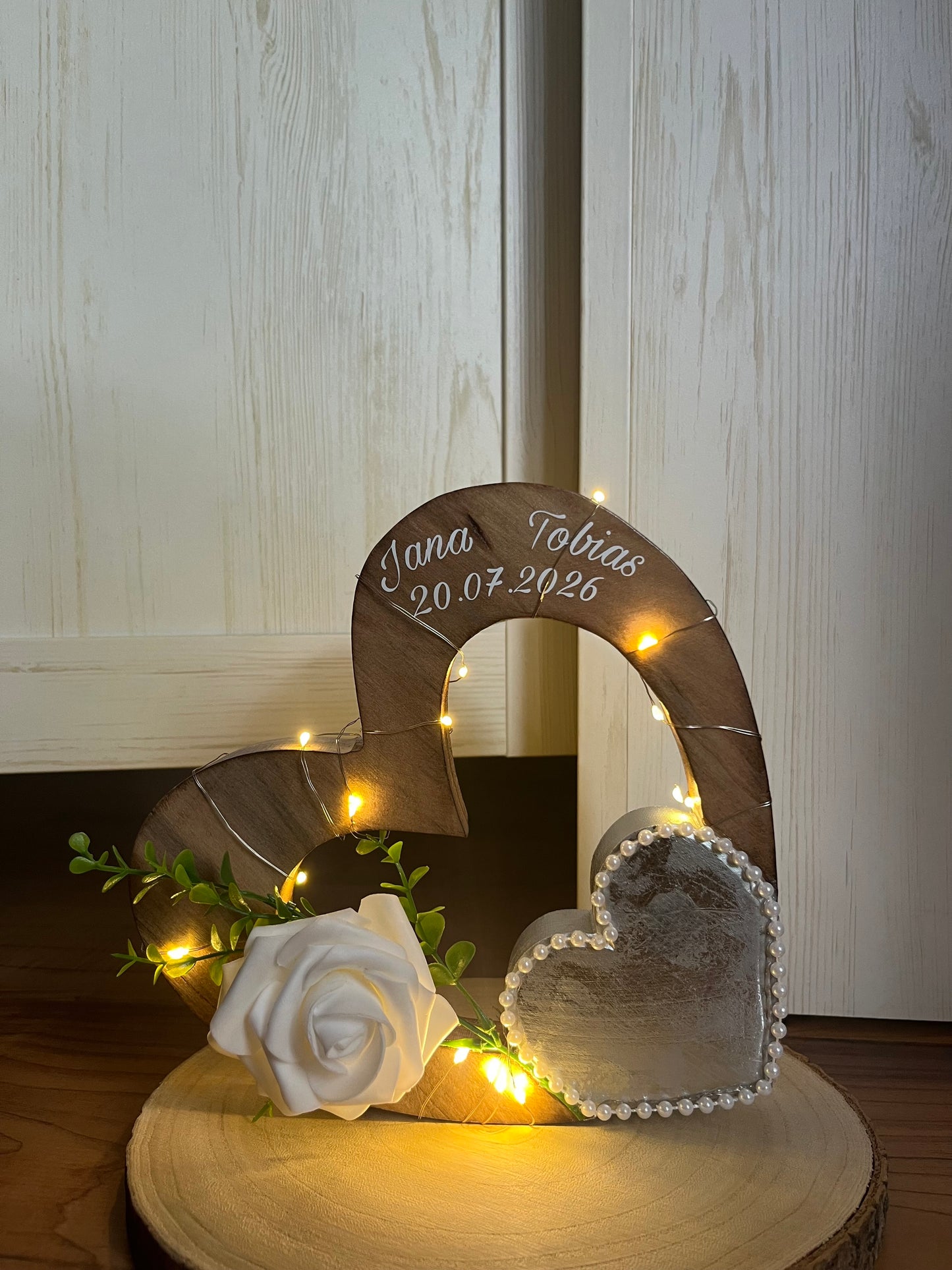 Holzherz mit silbernem Herzen zum Stellen ca. 20 x 22 cm mit LED-Lichterkette