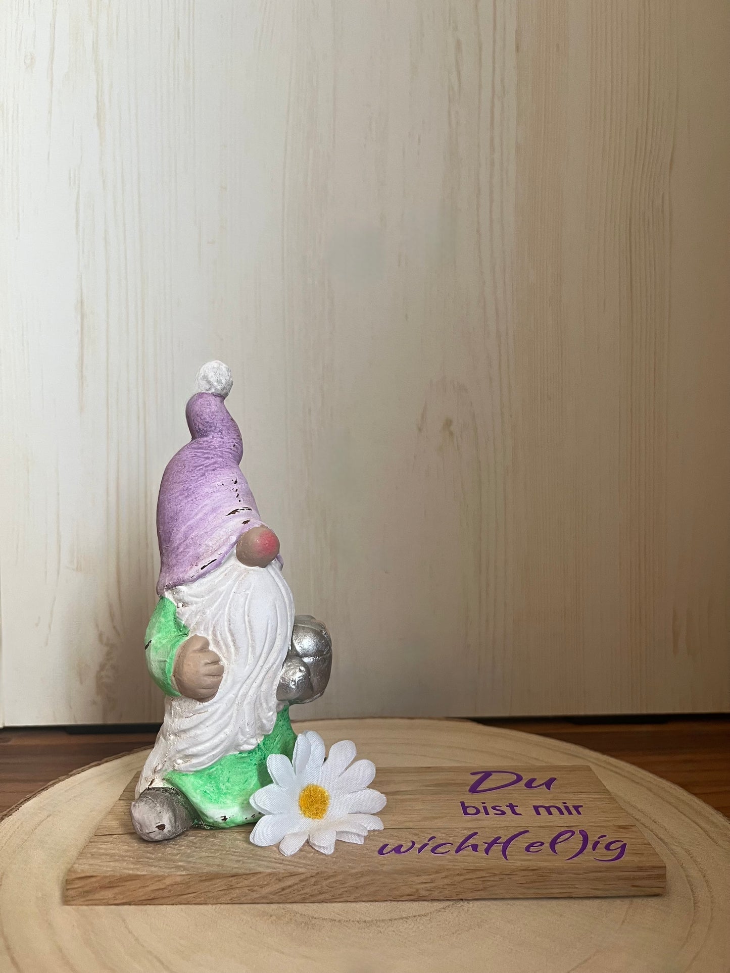 Stehender Wichtel mit lila Mütze, Klötzchenleiste und Text
