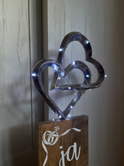 Holz-Säule mit Doppelherzen ca. 18,5 x 51 cm und LED-Lichterkette mit Timer