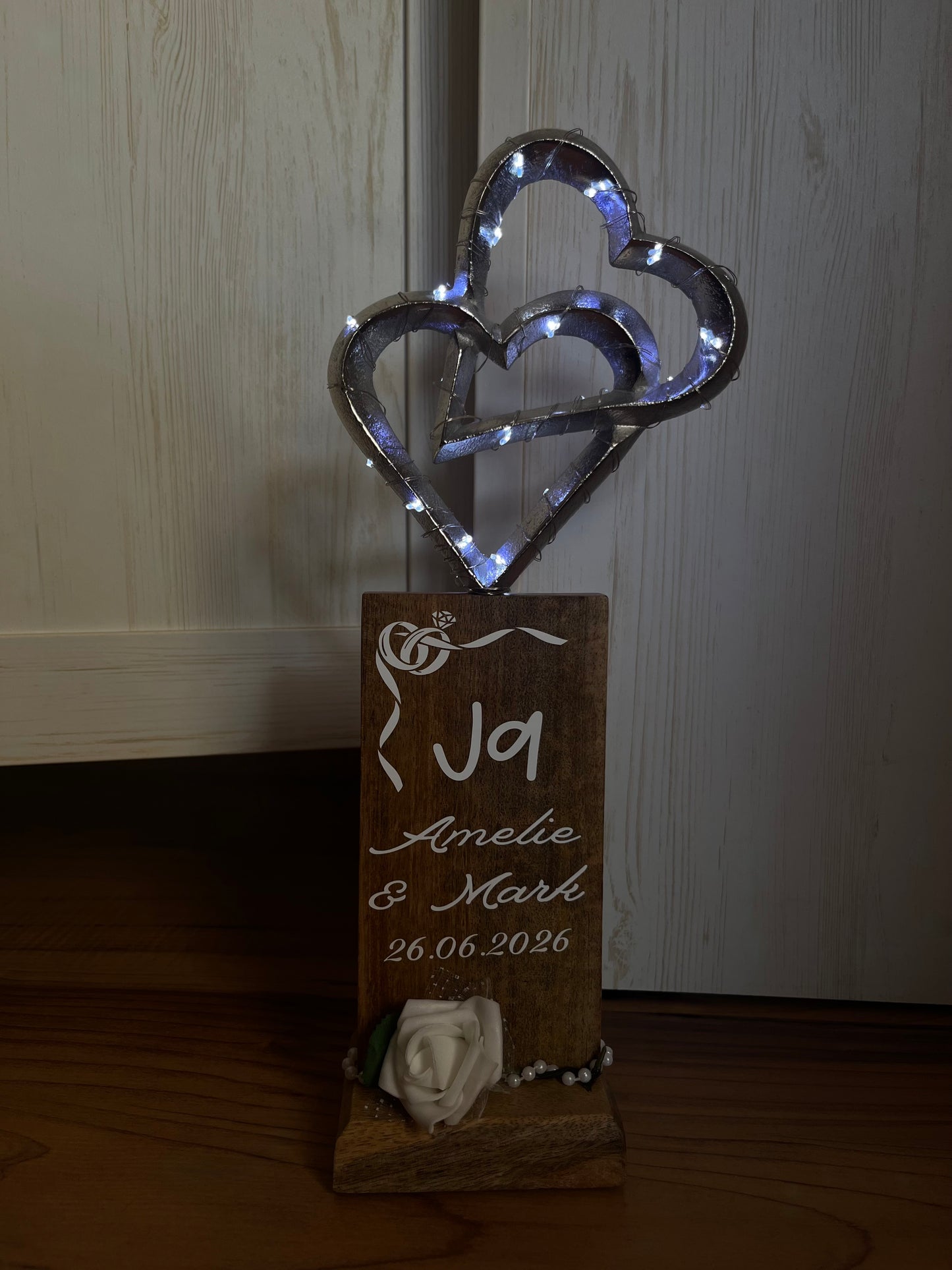Holz-Säule mit Doppelherzen ca. 14,5 x 37 cm und LED-Lichterkette mit Timer