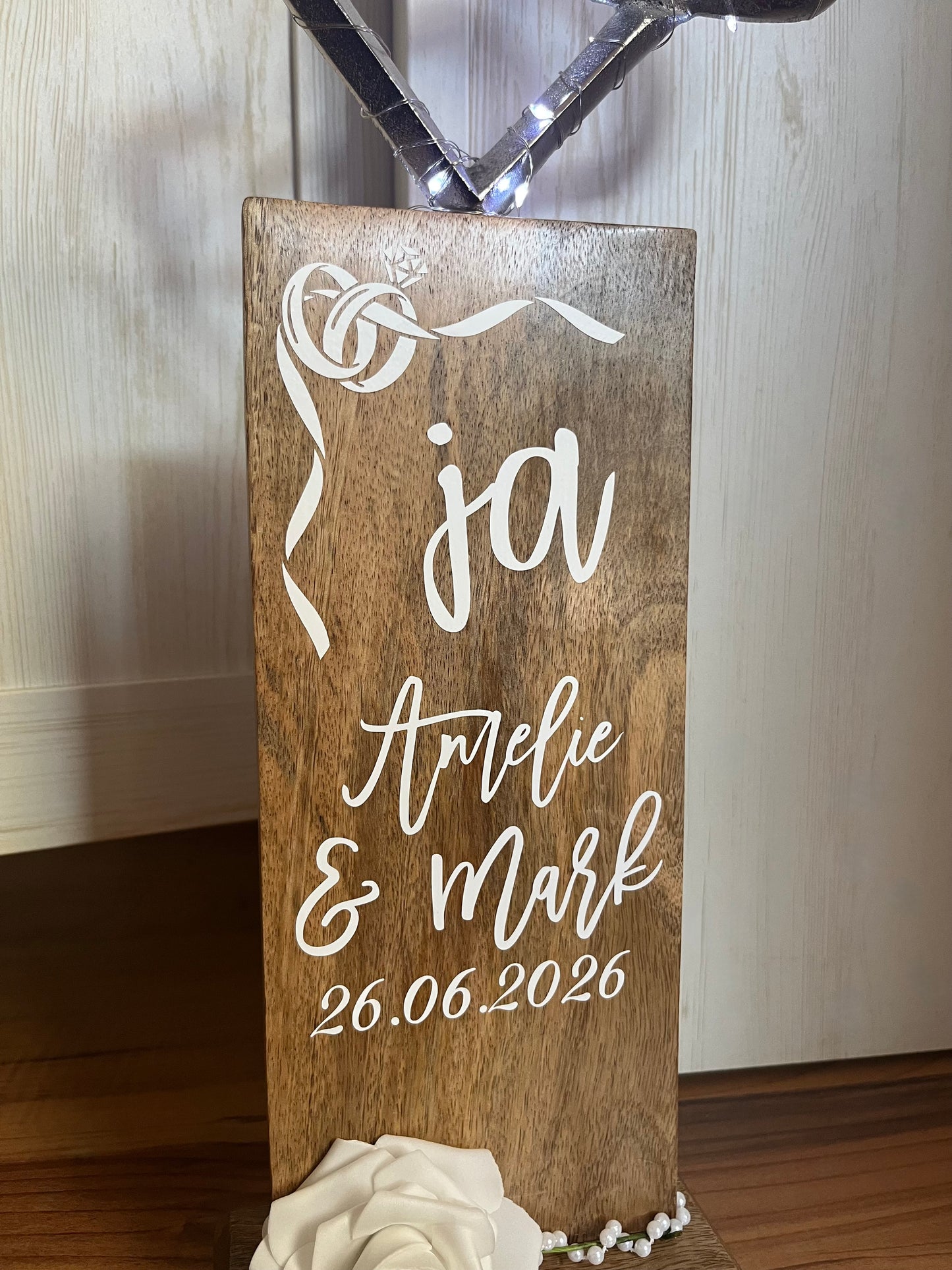 Holz-Säule mit Doppelherzen ca. 18,5 x 51 cm und LED-Lichterkette mit Timer