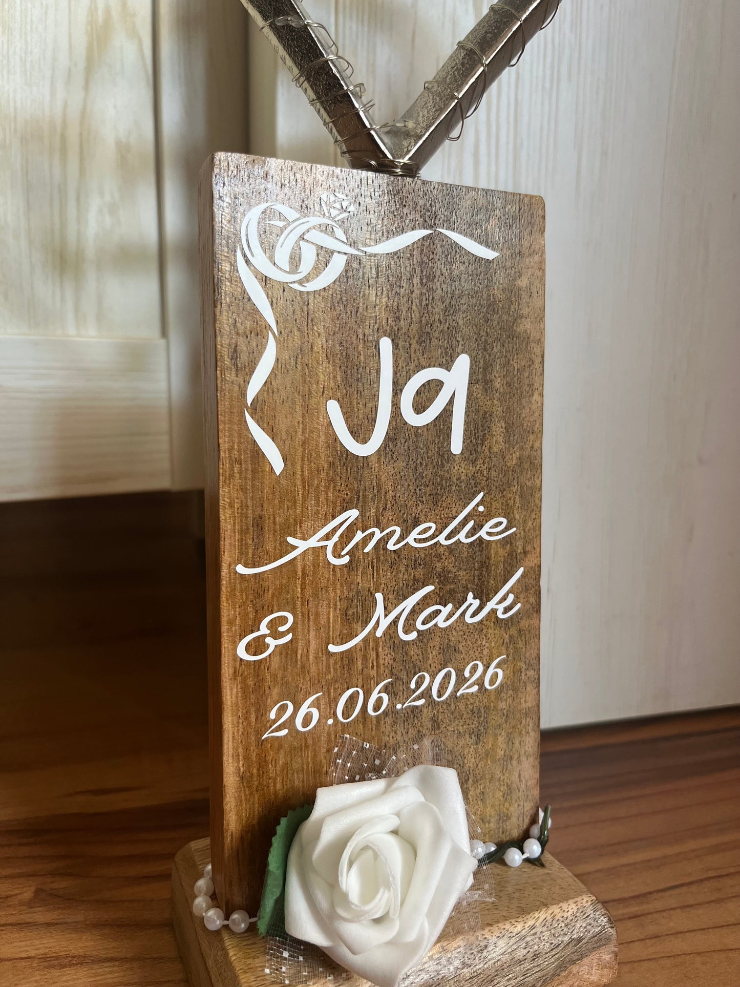 Holz-Säule mit Doppelherzen ca. 14,5 x 37 cm und LED-Lichterkette mit Timer