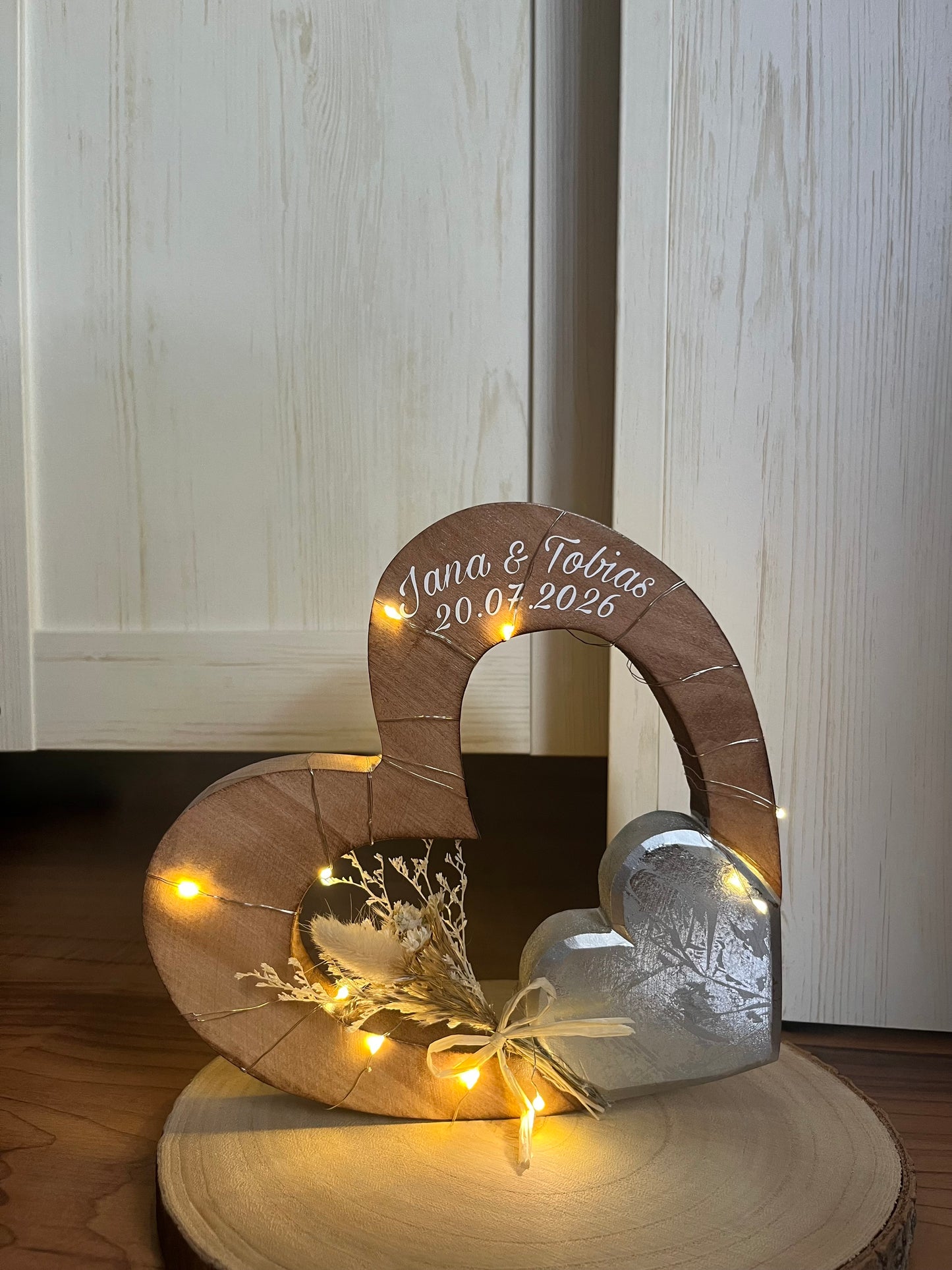 Holzherz mit silbernem Herzen zum Stellen ca. 20 x 22 cm mit LED-Lichterkette