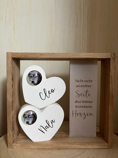 Trauerholzrahmen Hund, zwei Herzen mit Foto, Spruch auf Transparentpapier und Lichterkette