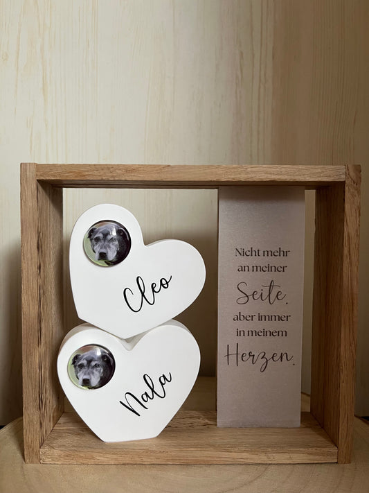 Trauerholzrahmen Hund, zwei Herzen mit Foto, Spruch auf Transparentpapier und Lichterkette