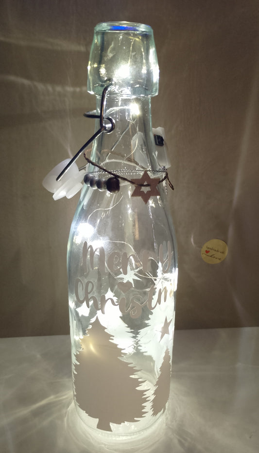 Bügelflasche mit Weihnachtsmotiv beleuchtet