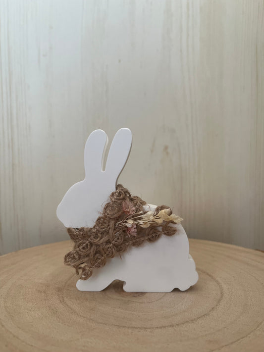 Hase sitzend mit Band und Blumen