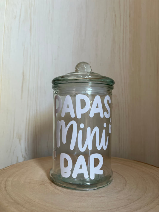 Glas mit Deckel und Beschriftung