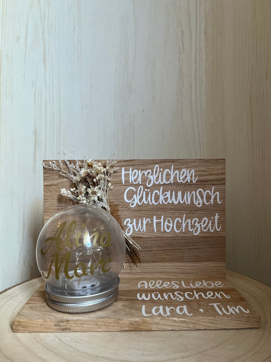 Klötzchenwand mit Blumen und Leuchtkugel personalisiert zur Hochzeit